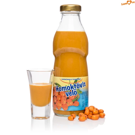 500ml homoktövis velő egy fehér háttérben mellette egy pohár homoktövis velővel.