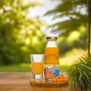 200ml homoktövis velő egy fa körlapon a szabadban, mellette egy pohárral.
