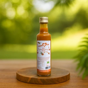 500ml bio homoktövis velő egy fa körlapon a szabadban.