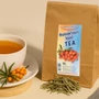 Homoktövis teás zacskó, és mellette egy elkészült homoktövises tea.